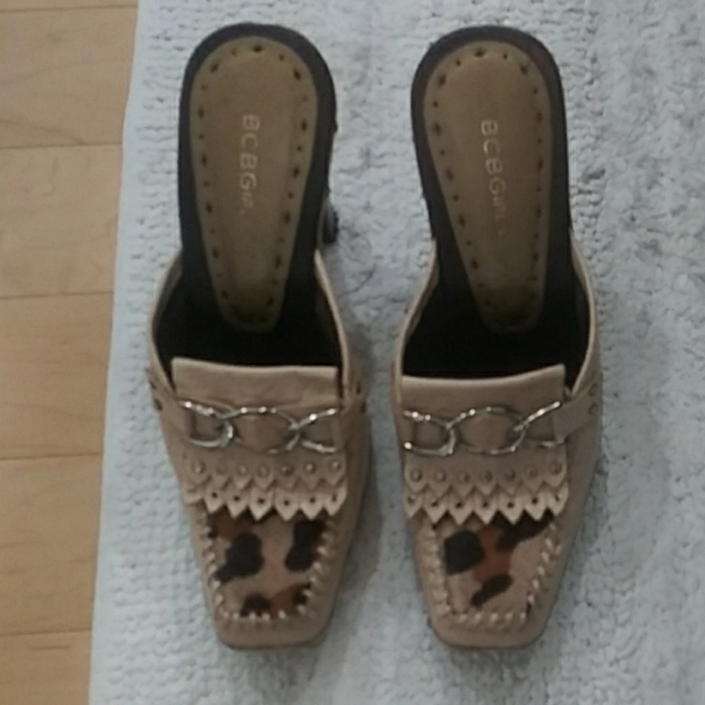 BCBG Stylish wooden clogs